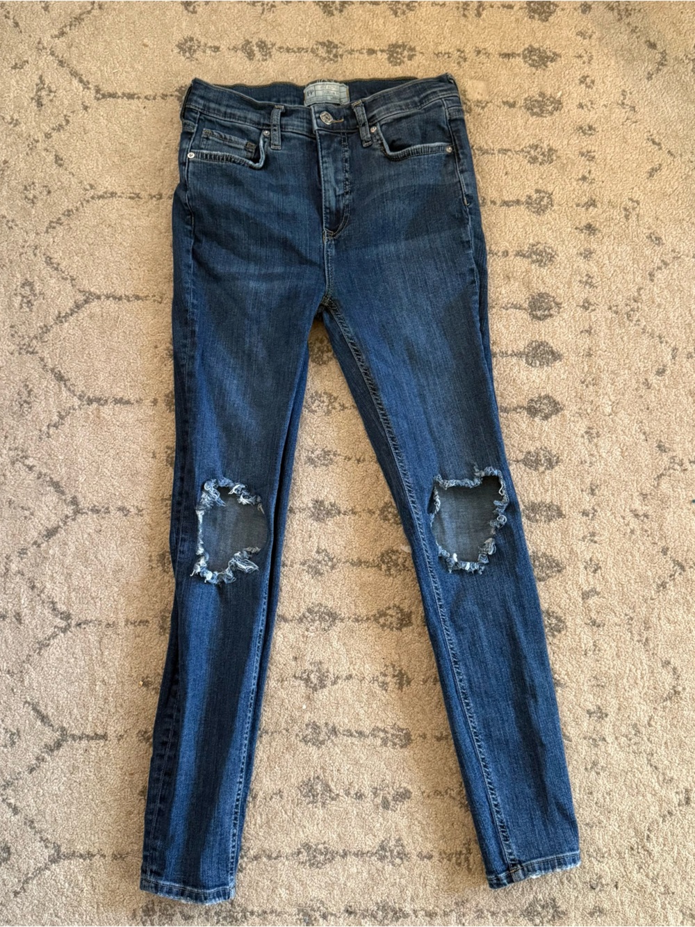 Free People Skinny Mid Rise Busted
Knee Jeans Women's 26 Distressed